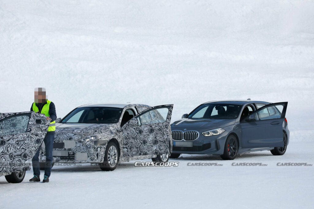 La nuova BMW Serie 1 accanto alla generazione attuale, nei test invernali 