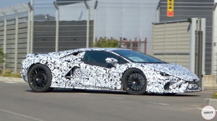 Lamborghini LB744: ultimo avvistamento video a poche ore dal debutto