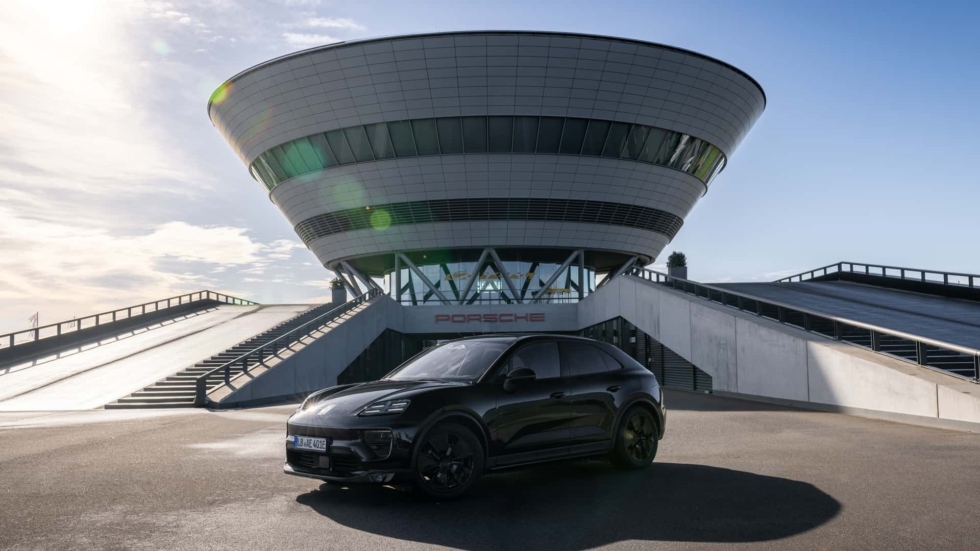 Porsche Macan 2024 le prime immagini degli interni MotorisuMotori.it