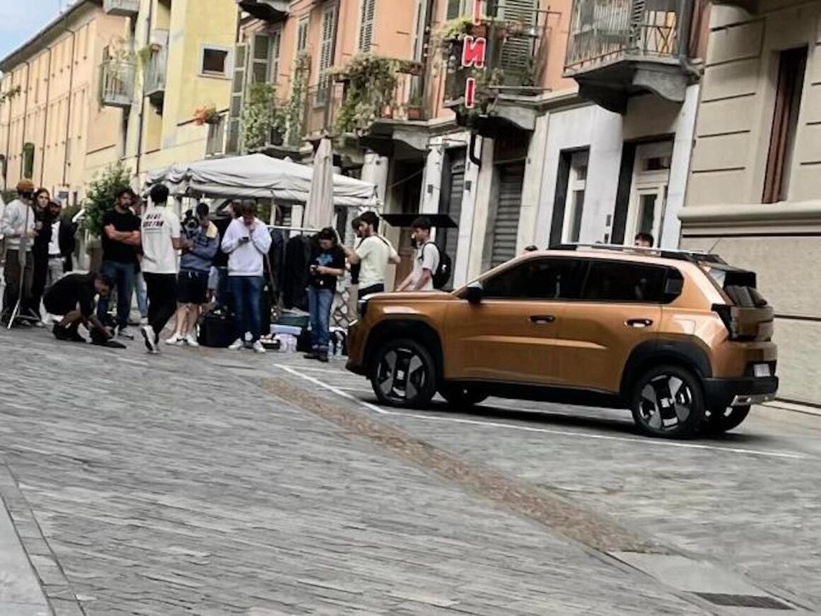 Fiat Grande Panda color bronzo per strada per lo spot tv