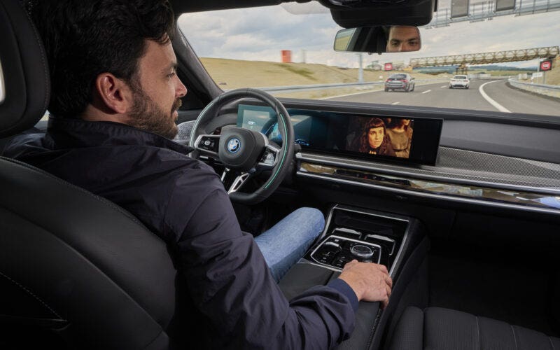 Guida autonoma di Livello 3 BMW per distrarsi