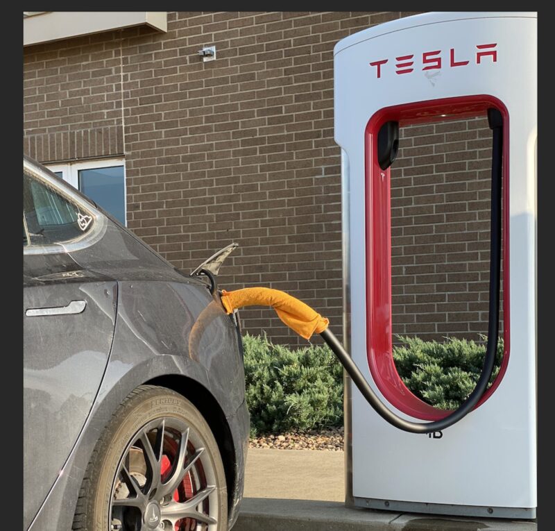 Straccio bagnato al Supercharger Tesla per ricariche iperveloci