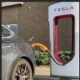Straccio bagnato al Supercharger Tesla per ricariche iperveloci