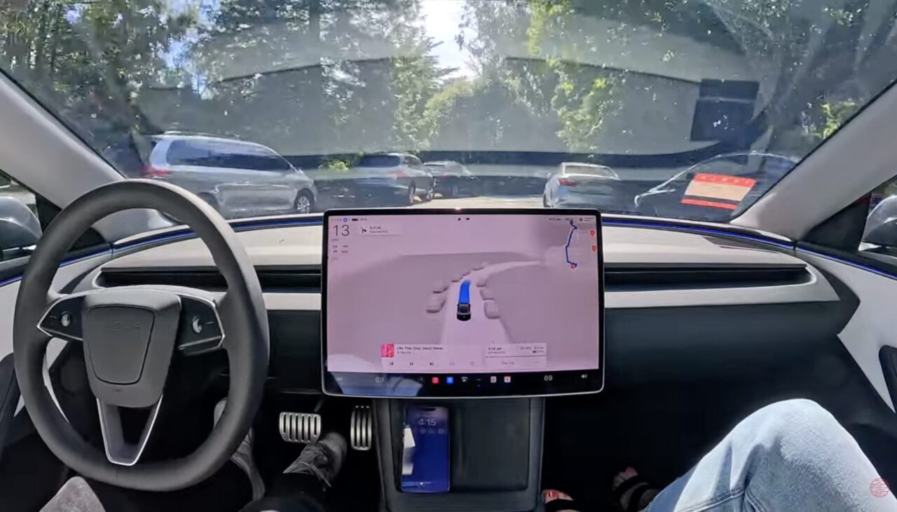 Video show guida autonoma Tesla a mani libere