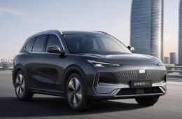 La Suv cinese Geely Galaxy E5 con la batteria Aegis Short Blade da un milione di km