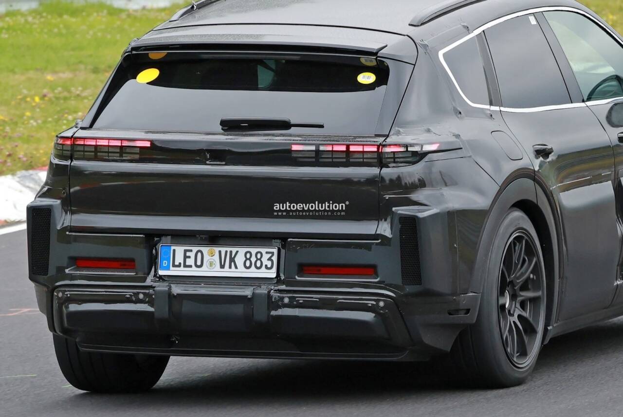 Porsche Cayenne elettrica foto spia