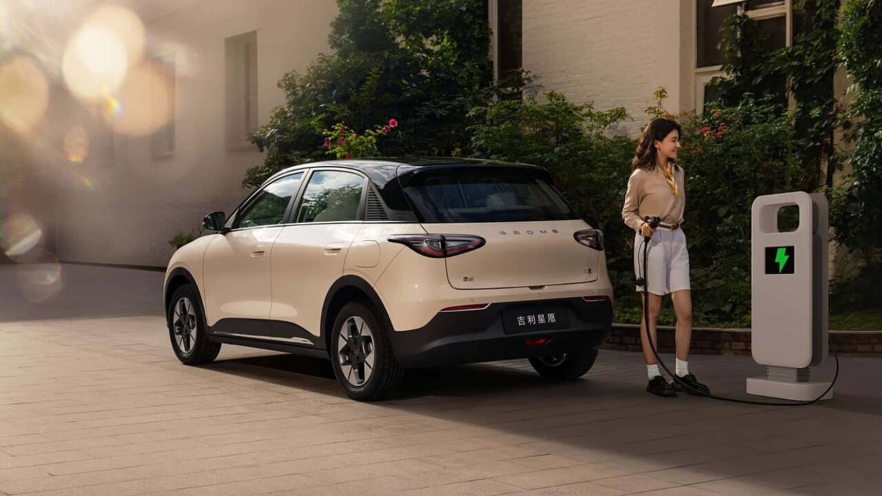 La cinese elettrica Geely Geome Xingyuan dietro