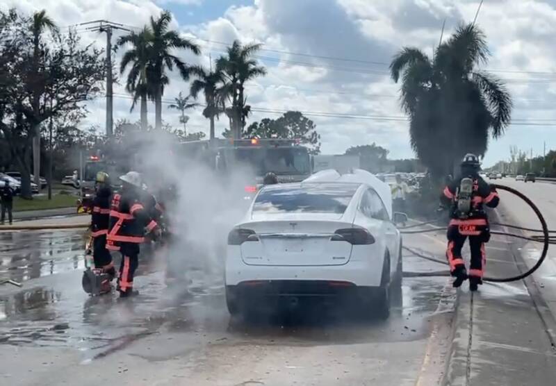 Auto elettrica in fiamme