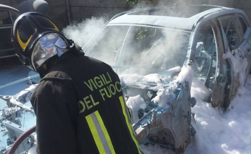 Incendio auto elettrica