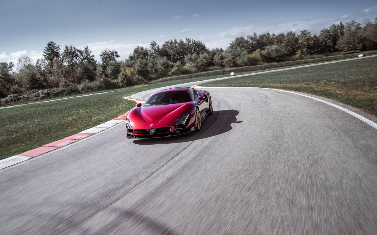 alfa romeo 33 stradale con bottas