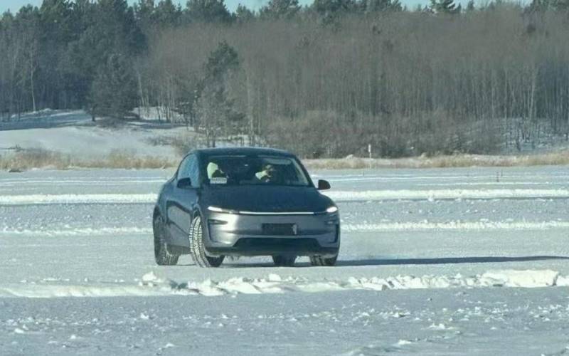 Tesla Model Y Juniper 2025 foto spia