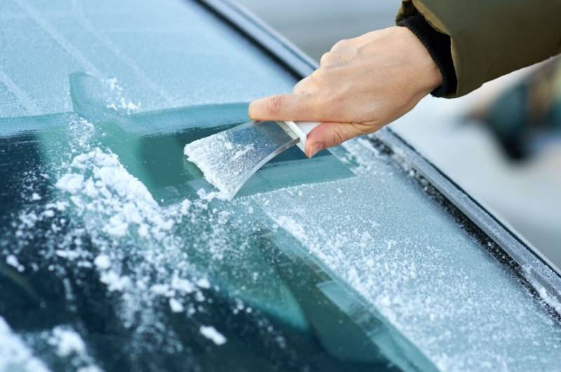 ghiaccio sui vetri dell'auto