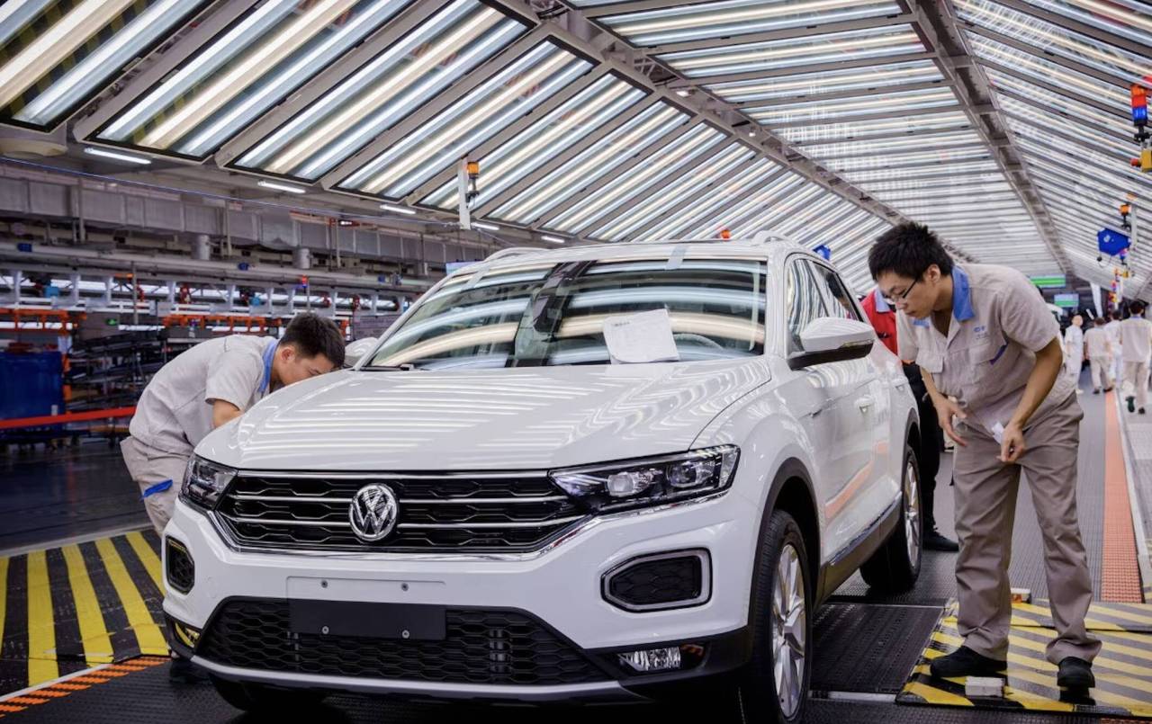 Paura nel 2025 per Volkswagen: concorrenza cinese terribile