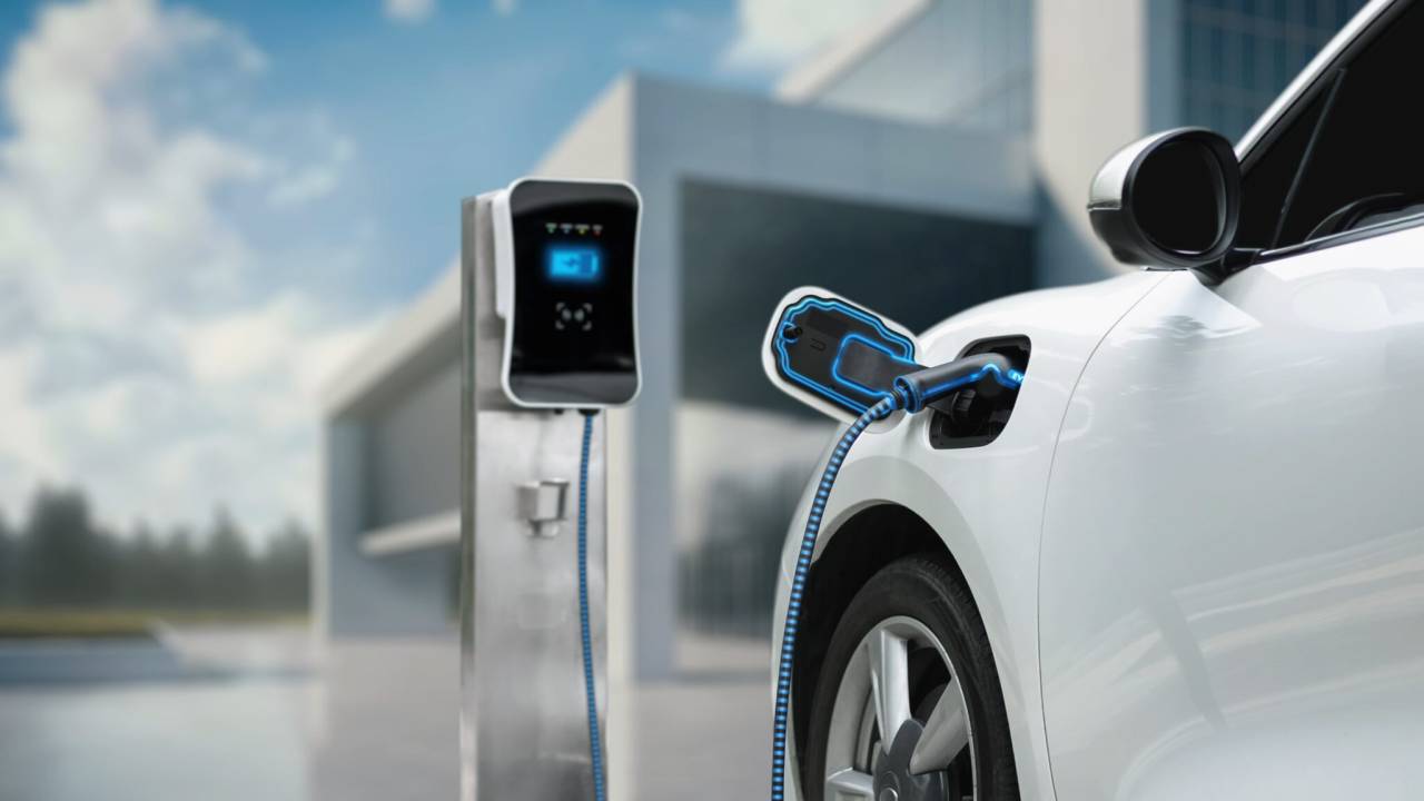 Il 2025 si apre con un mercato dell’auto nuovamente in flessione: elettriche su, però malissimo.