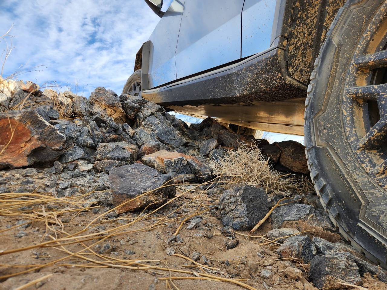 protezioni tesla cybertruck nell'off-road