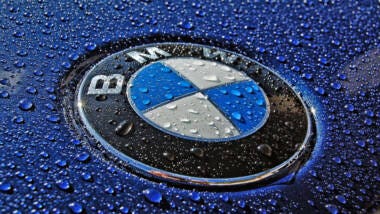 Utile netto BMW 2024 in calo del 36,9% a 7,68 miliardi di euro, margine di utile automobilistico previsto per il 2025 al 5-7%.