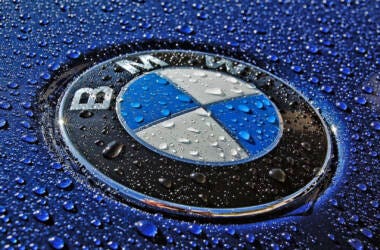 Utile netto BMW 2024 in calo del 36,9% a 7,68 miliardi di euro, margine di utile automobilistico previsto per il 2025 al 5-7%.