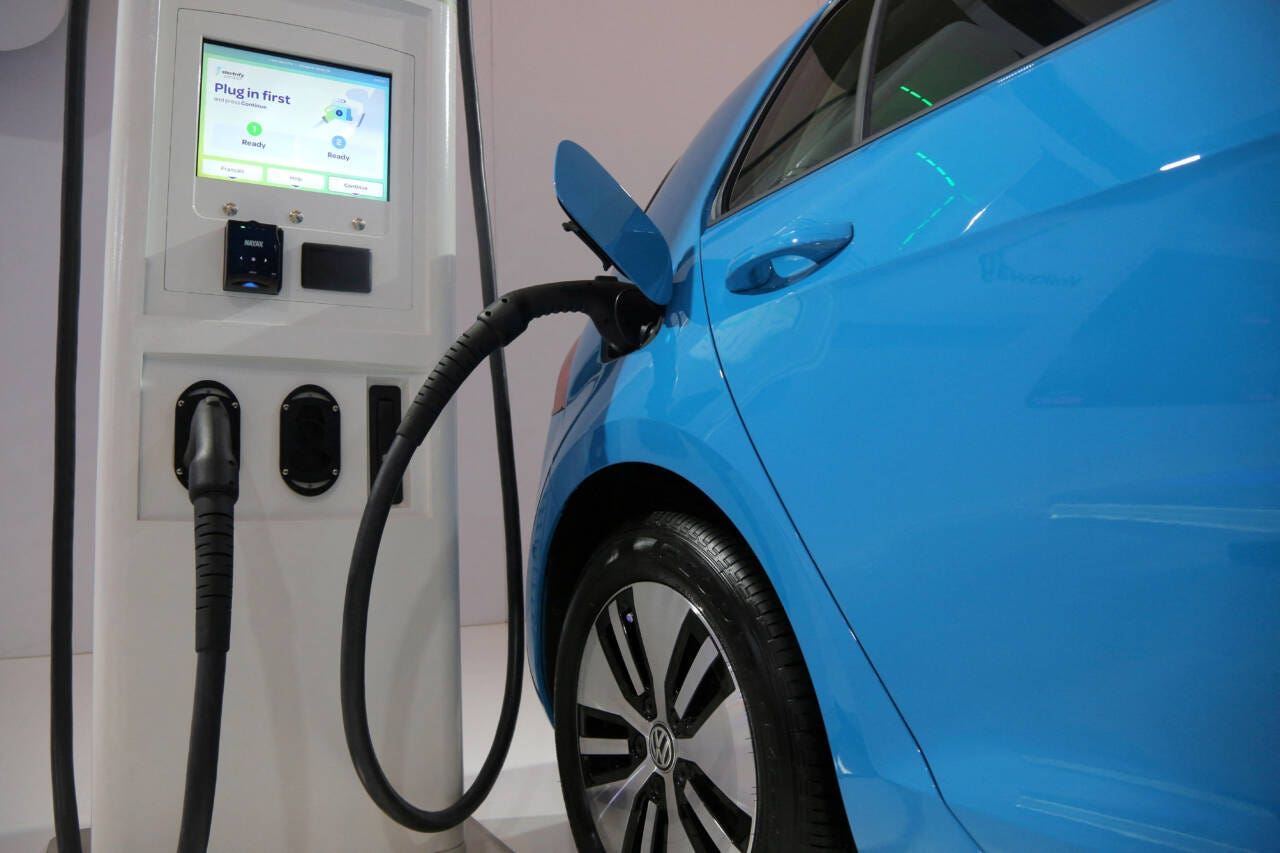 Il tanto atteso Piano d’Azione sull’automotive presentato ieri dalla Commissione europea “non riesce a centrare il vero limite dell’attuale politica europea”: così l’Unione energie per la mobilità