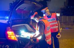 Un automobilista ubriaco fradicio, per evitare la mega sanzione da Codice della Strada, viaggia in bici ma viene stangato.