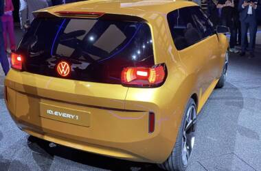 Volkswagen prevede un calo del 50% dei prezzi delle batterie entro il 2027 e di un ulteriore 20% entro il 2029.