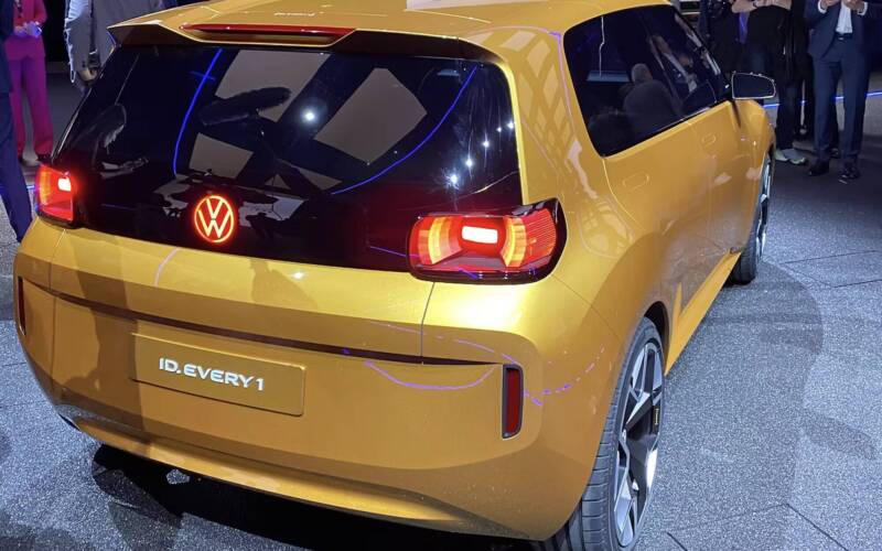 Volkswagen prevede un calo del 50% dei prezzi delle batterie entro il 2027 e di un ulteriore 20% entro il 2029.