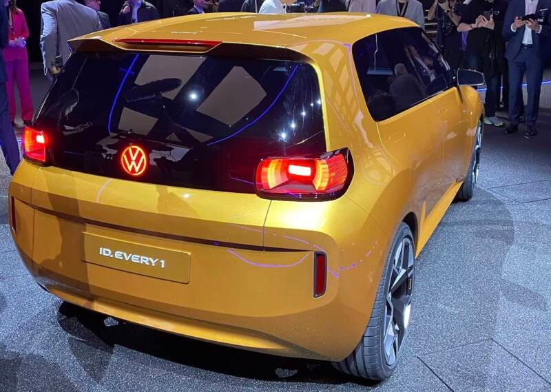 Volkswagen prevede un calo del 50% dei prezzi delle batterie entro il 2027 e di un ulteriore 20% entro il 2029.