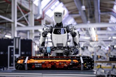 Investimento Mercedes nella società statunitense Apptronik: Google Gemini AI e robot umanoidi impiegati in un nuovo processo.